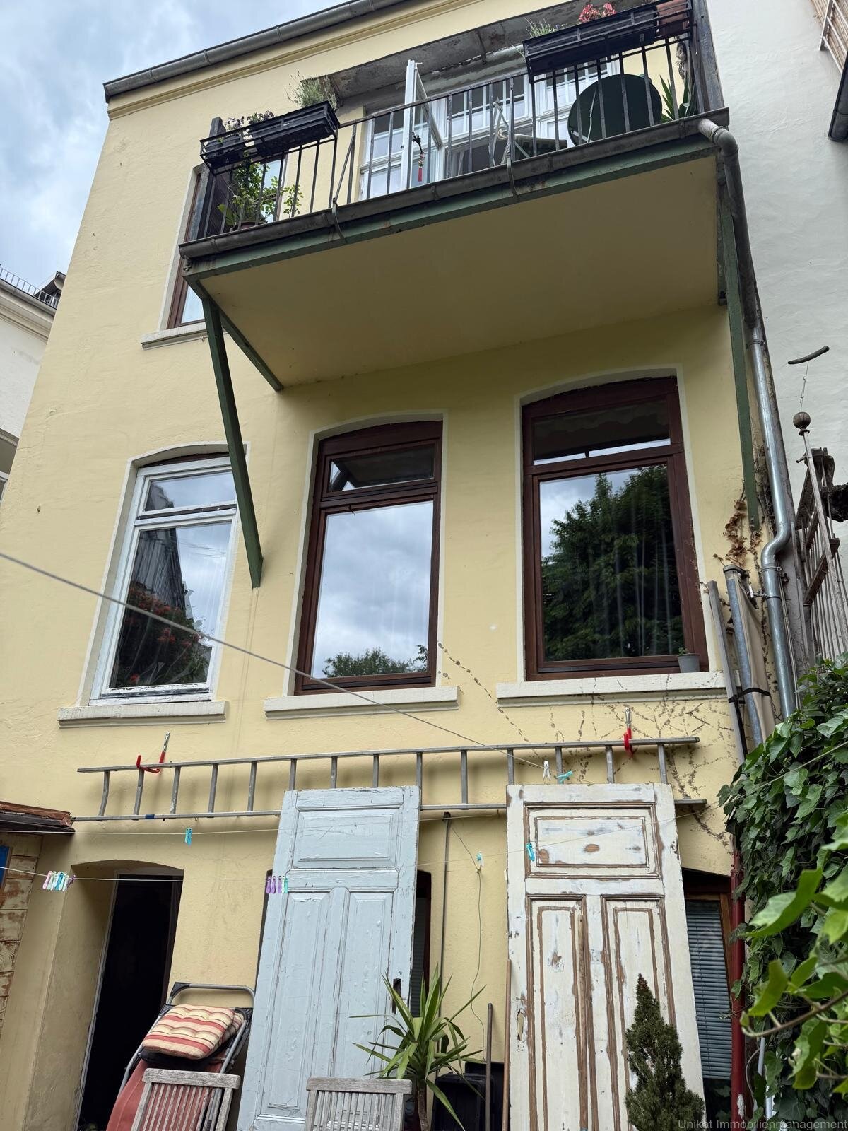 Gartenansicht Haus mit Balkon Gartenansicht Haus mit Balkon